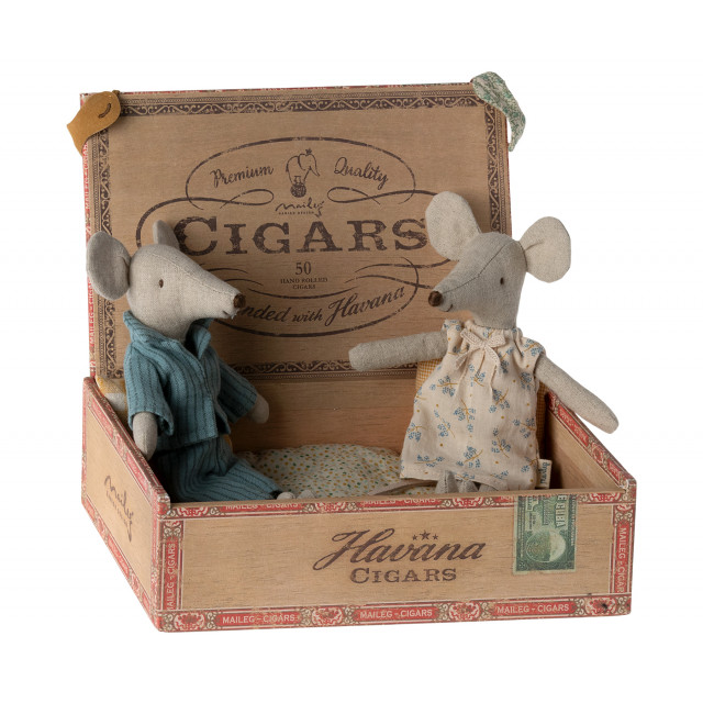 Mamma och pappa mus i cigarrbox